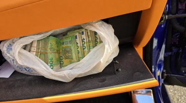Doi români, prinși de Garda Financiară din Italia într-un Rolls-Royce cu peste 100.000 de euro ascunși în mașină. Ce au spus cei doi români
