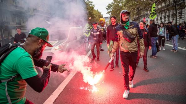 Protestele din Franța iau amploare. Vestele Galbene se alătură liceenilor
