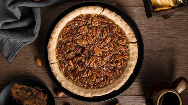 Plăcinta cu brownie și nuci pecan, desertul care îmbină ciocolata intensă cu un strat crocant de caramel