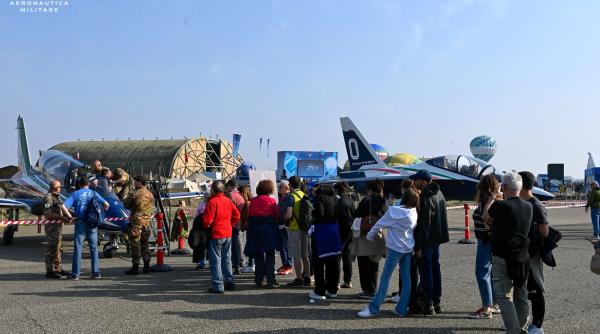 Trei românce s-au dus la un show aviatic în Italia și au început să strângă bani pentru o asociație caritabilă inexistentă