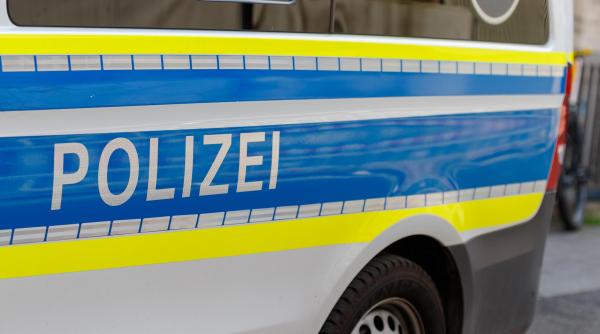 O româncă din Germania s-a trezit cu poliția la ușă pentru că a dat muzica prea tare. La a treia intervenție, i-au luat cablul de la boxe