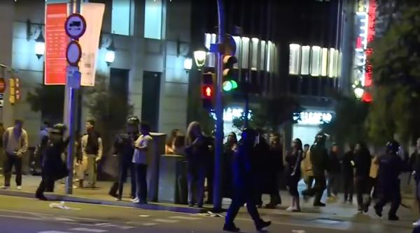 Proteste violente în Barcelona. Poliția a reținut 128 de persoane, dintre care 73 sunt minori