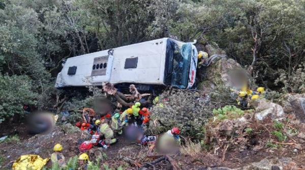 Autobuz răsturnat într-o prăpastie de 20 de metri, lângă Barcelona: 83 de persoane rănite, 25 în stare gravă