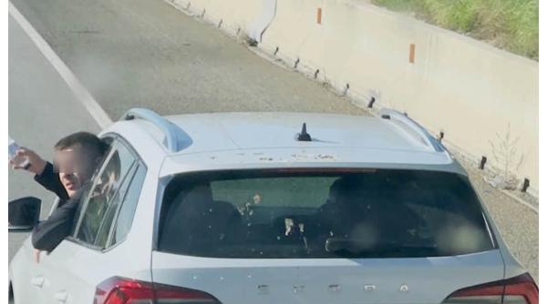 Alertă pentru șoferii care tranzitează Spania. Un român a observat metoda prin care hoții îi jefuiesc pe șoferi pe autostradă